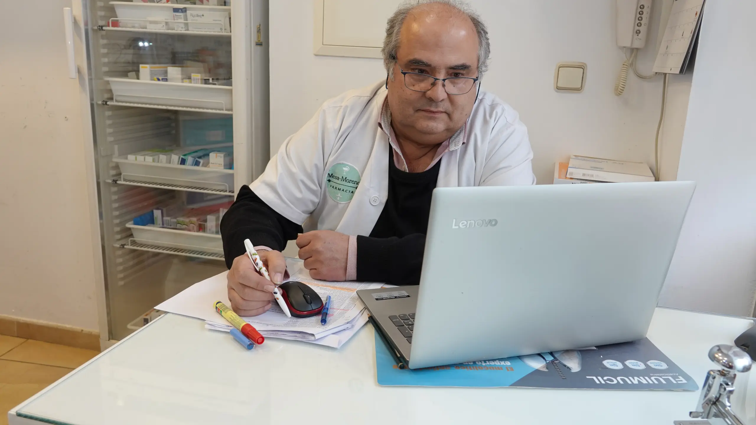 Un técnico de Farmacia Mesa Moreno revisando una receta