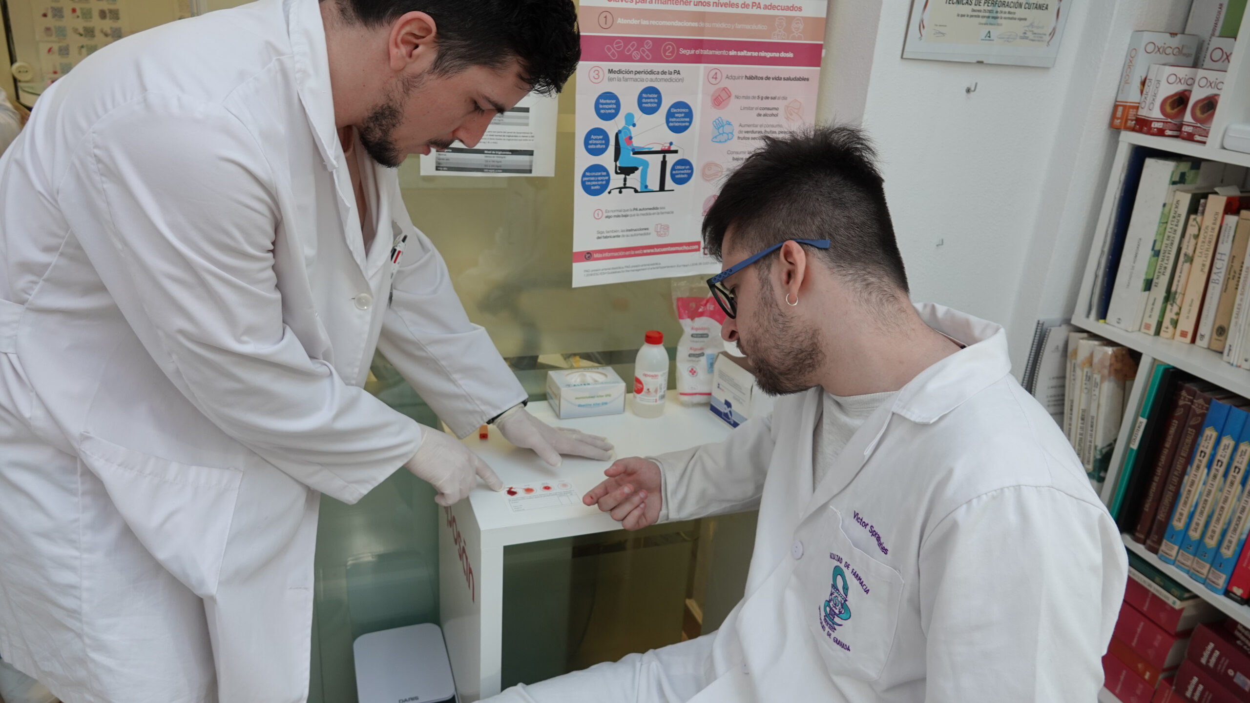 Un farmacéutico realizando un análisis