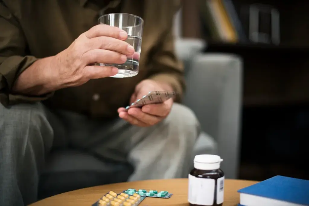 Una persona tomando su dosis de medicamento